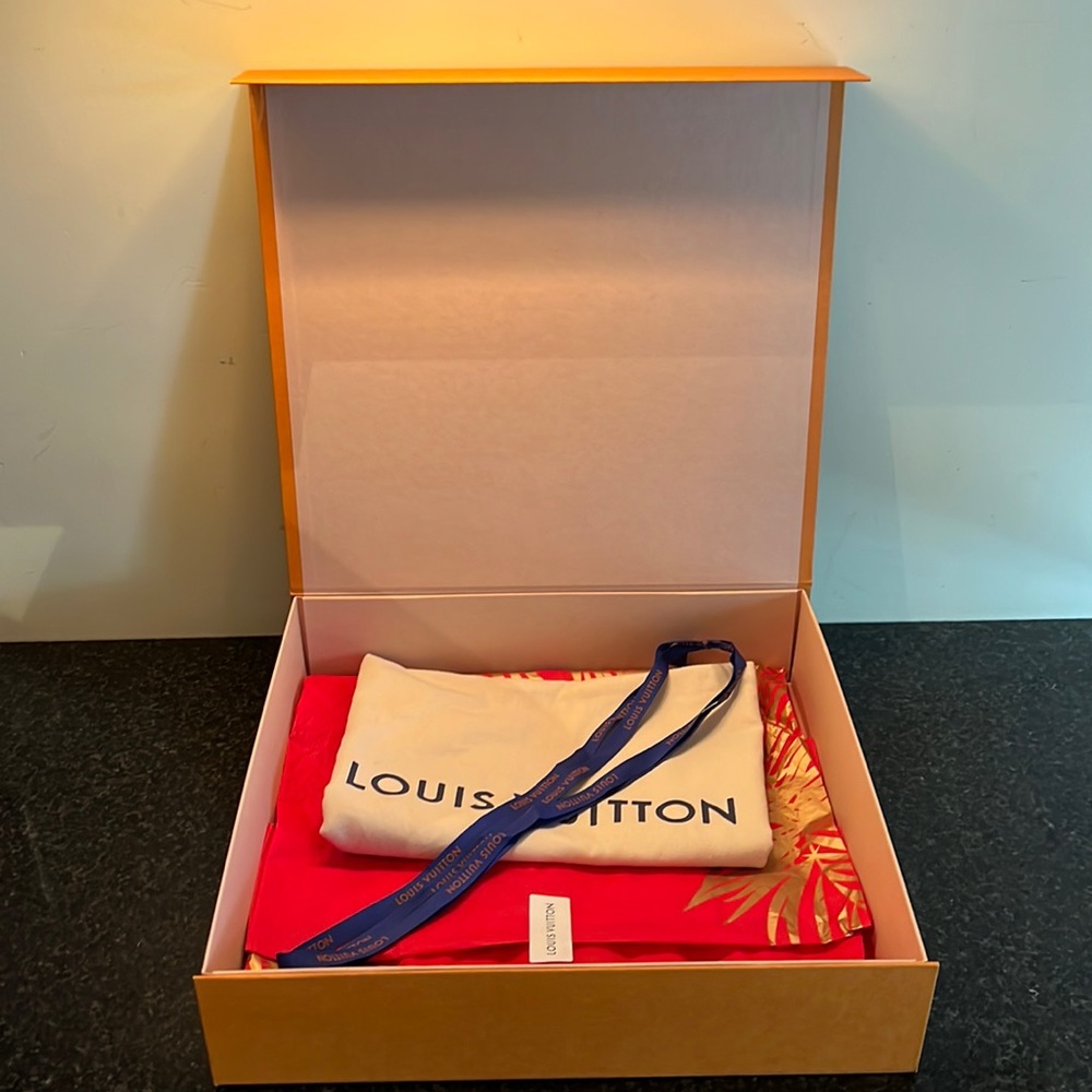 Louis Vuitton large purse BOX with cloth protective bag included.